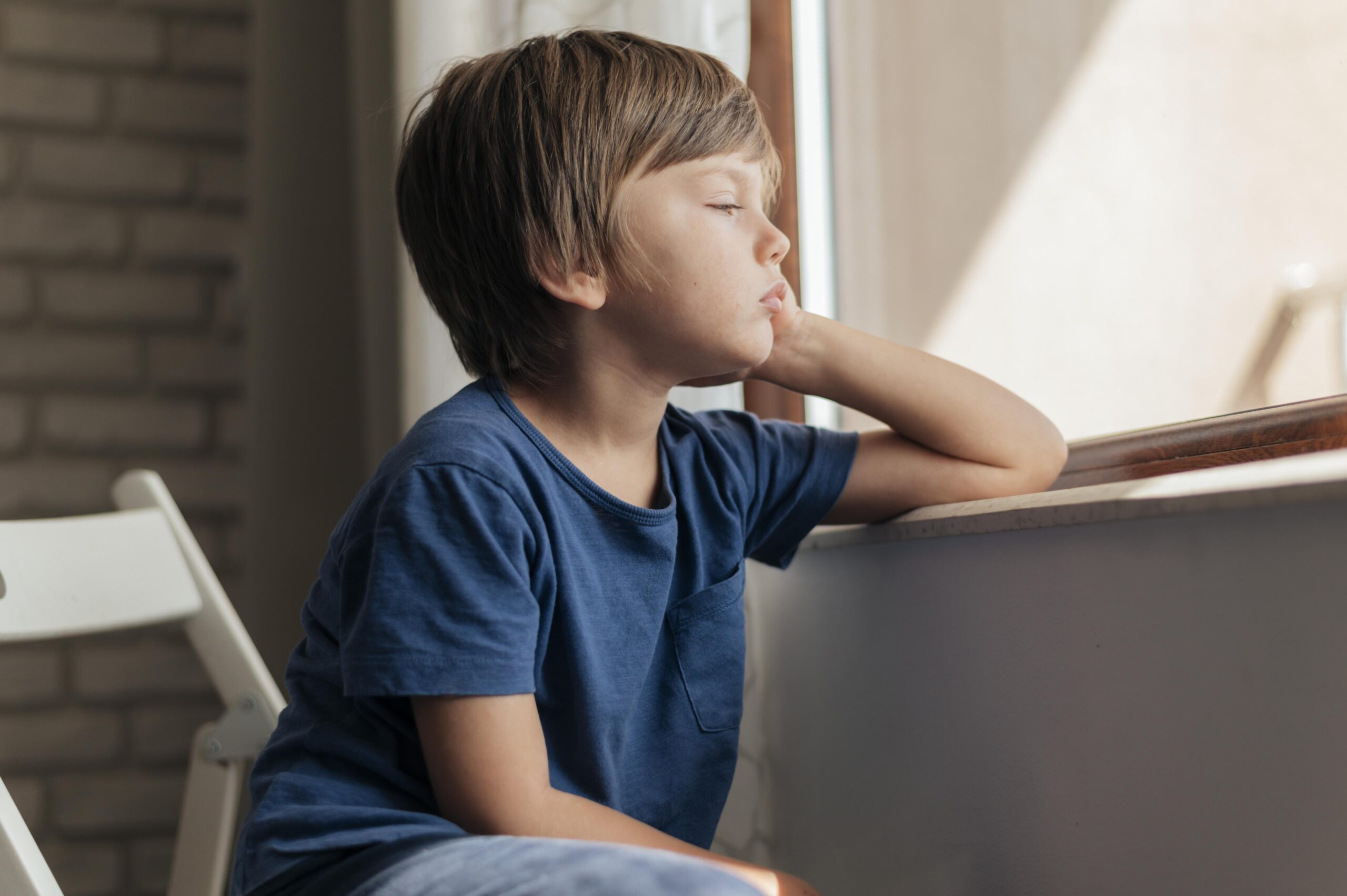 Saiba como identificar e acolher a angústia infantil. Veja dicas práticas para fortalecer a saúde emocional dos pequenos.